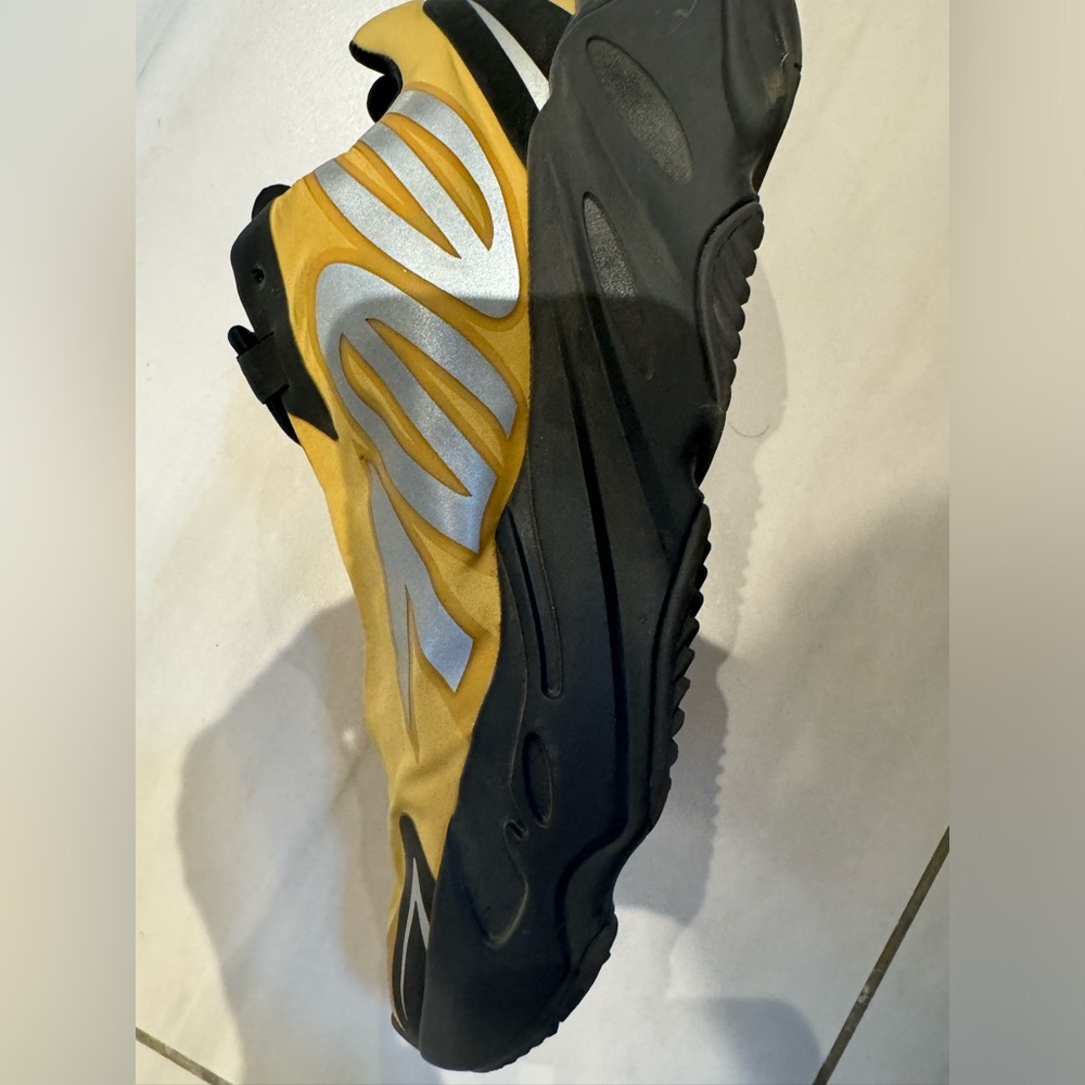 Sneakers - Picture 6 of 7